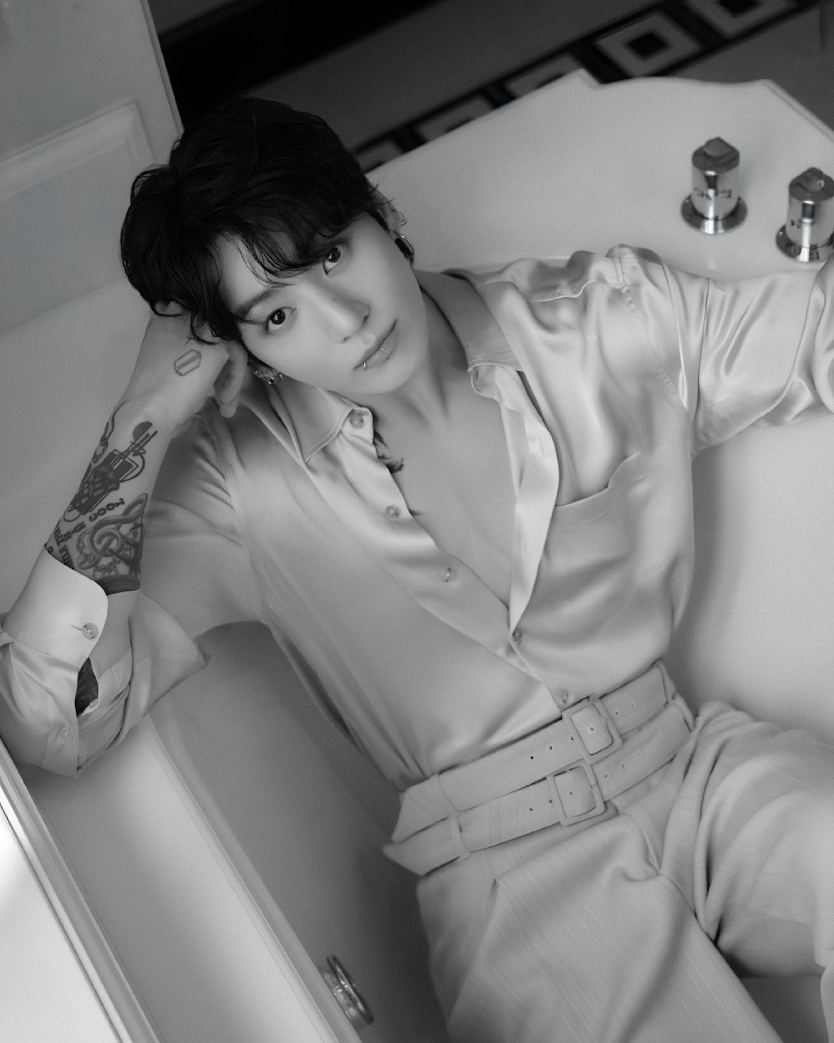 BTS Jungkook Autograph – Authentic 10-Inch Signed Photo | ELLE SHOOTING 122025