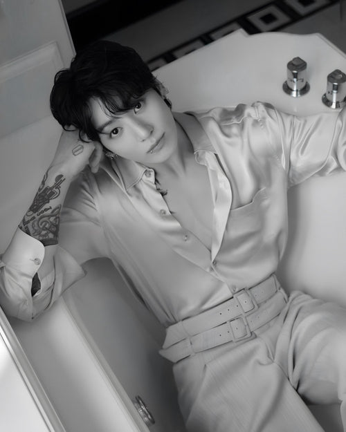 BTS Jungkook Autograph – Authentic 10-Inch Signed Photo | ELLE SHOOTING 122025