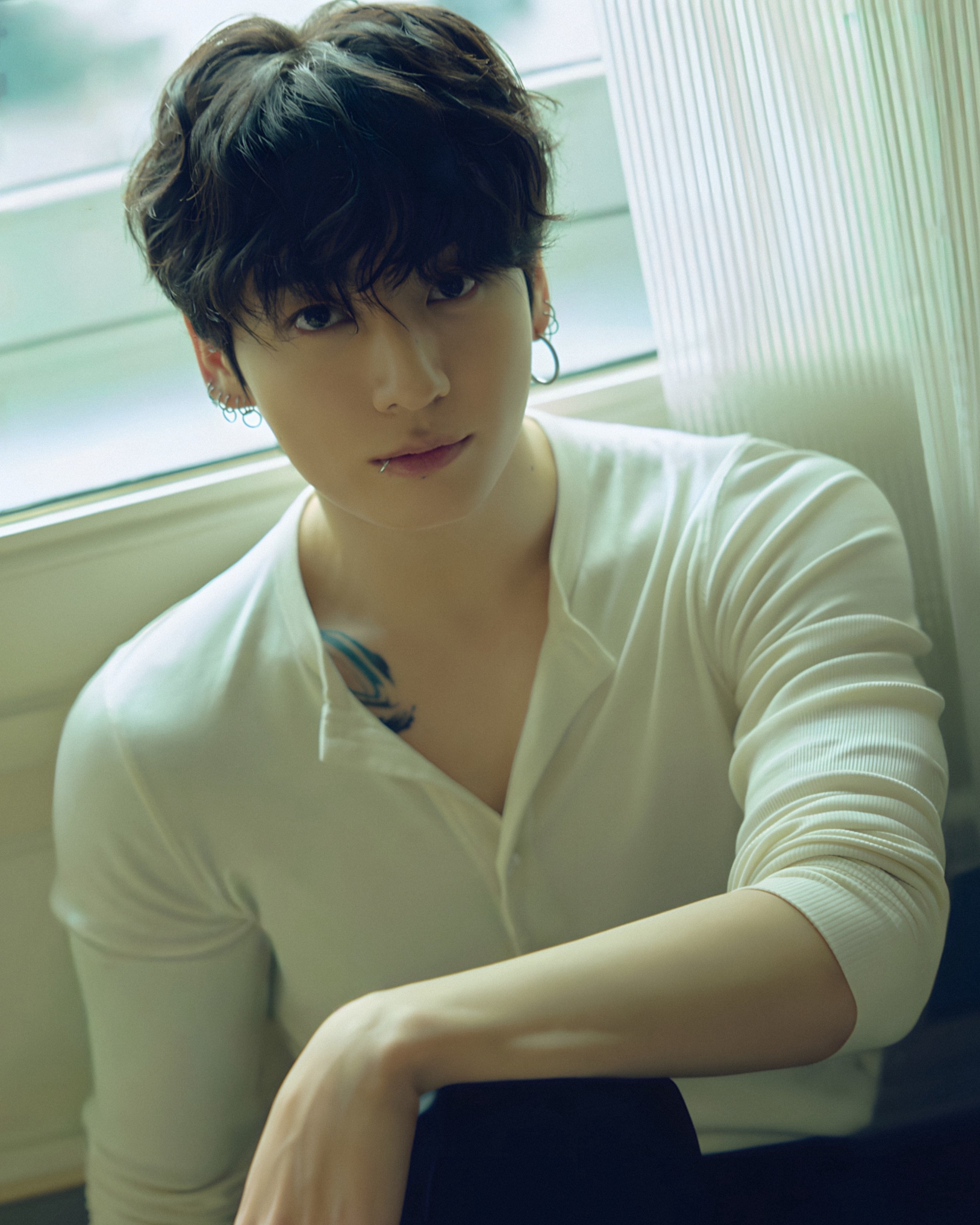 BTS Jungkook Autograph – Authentic 10-Inch Signed Photo | ELLE SHOOTING 122025