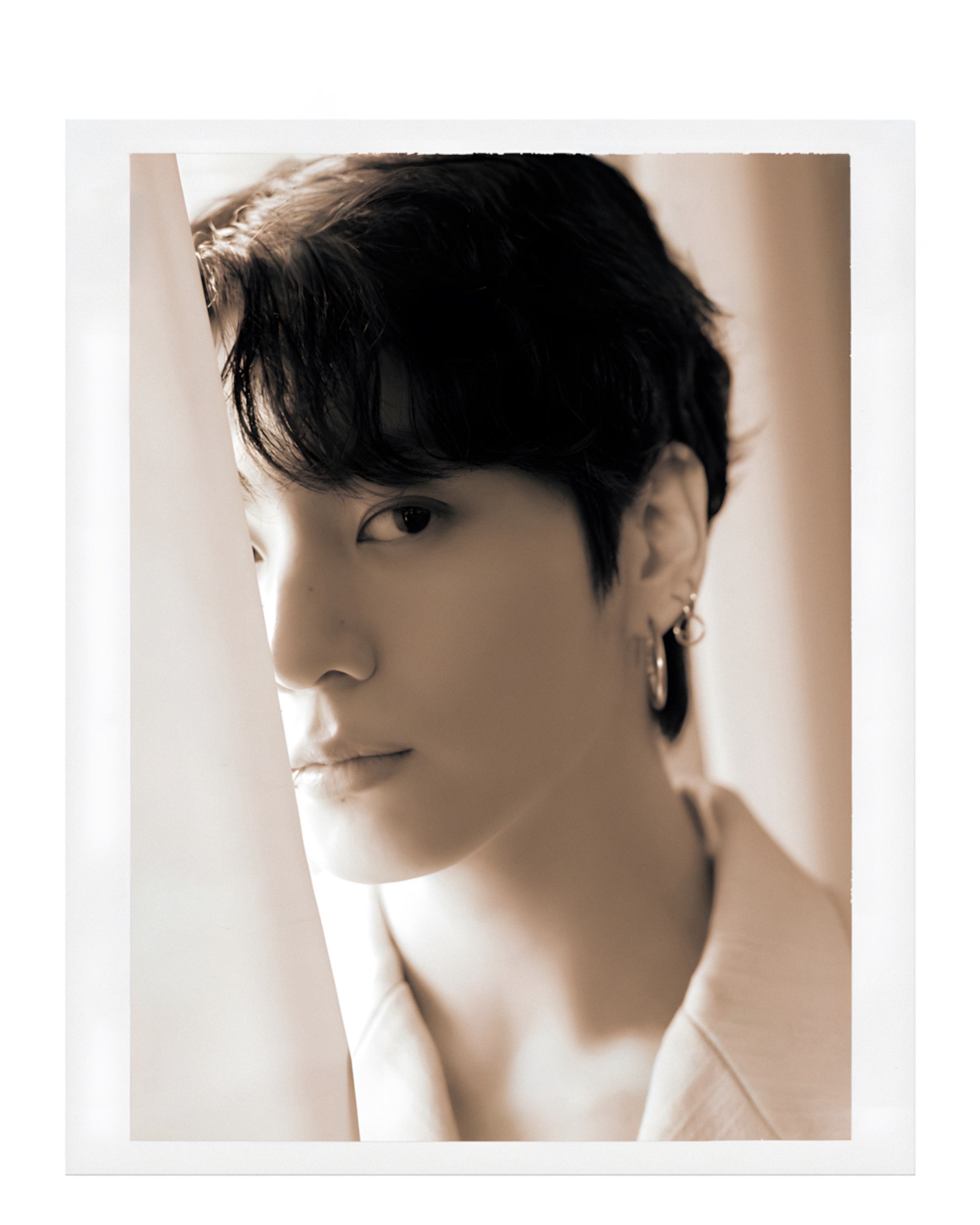 BTS Jungkook Autograph – Authentic 10-Inch Signed Photo | ELLE SHOOTING 122025