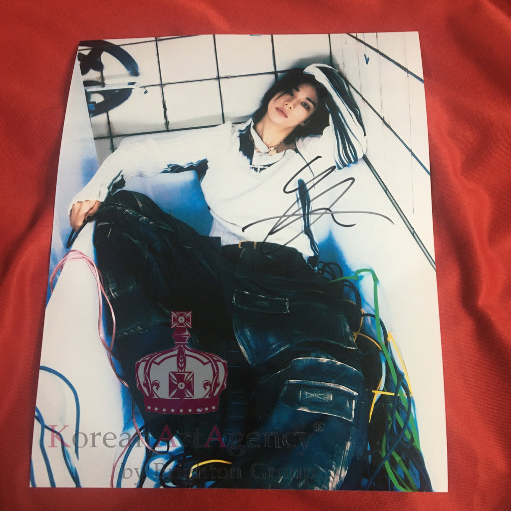 Stray Kids Hyunjin 10inches Autograph – Autograph