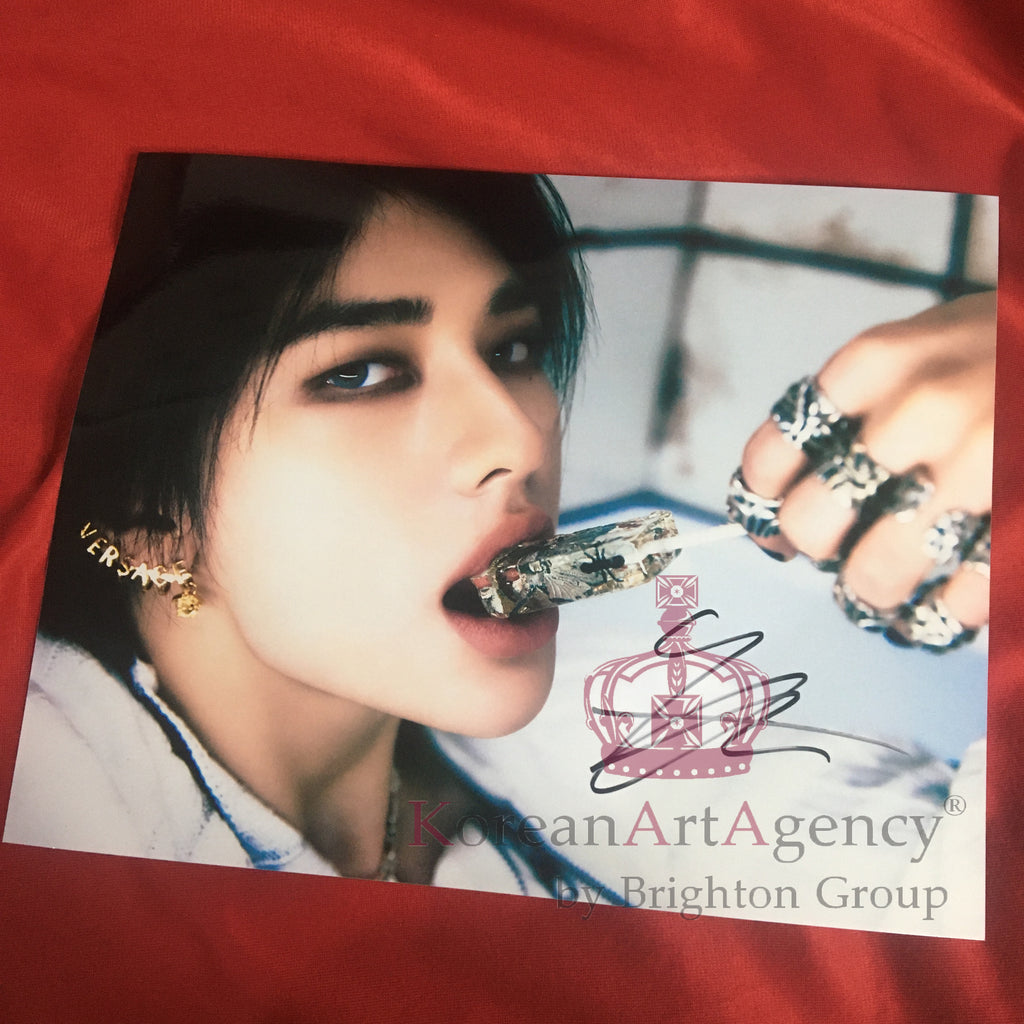 Stray Kids Hyunjin 10inches Autograph – Autograph