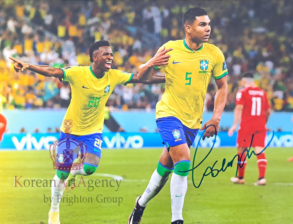 FOOTBALL TREASURE 10 INCH Brazil - Casemiro Autograph – Autographs