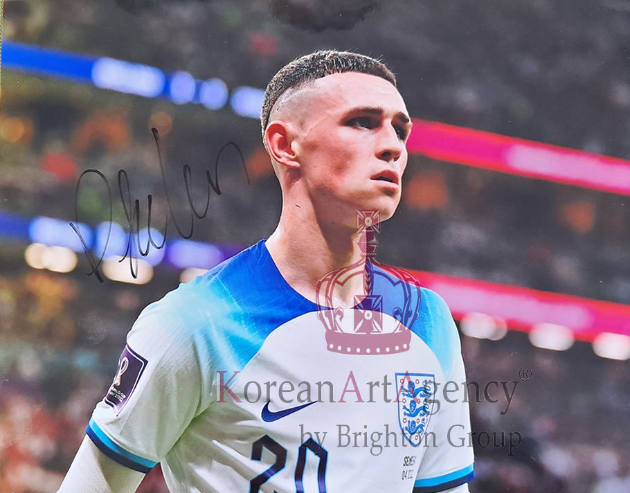 FOOTBALL TREASURE 10 INCH England - Phil Foden Autograph – Autographs