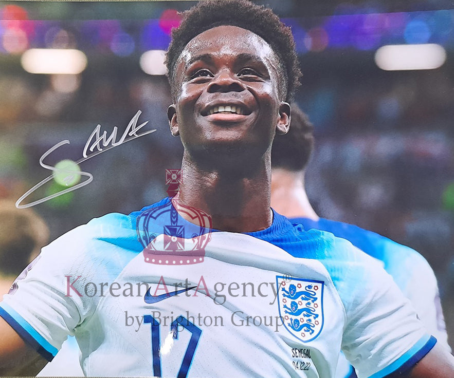 FOOTBALL TREASURE 10 INCH England - Bukayo Saka Autograph – Autographs