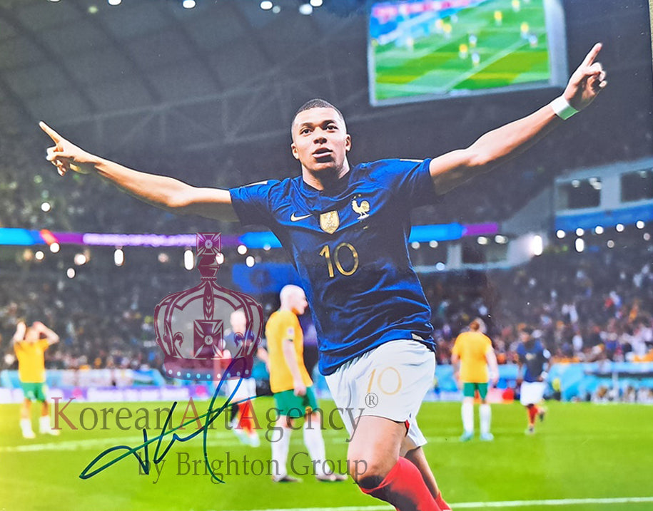 FOOTBALL TREASURE 10 INCH France - Kylian Mbappé Autograph – Autographs