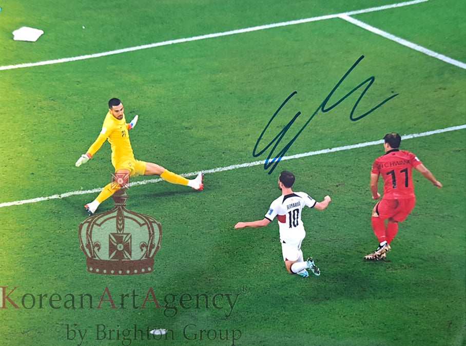 FOOTBALL TREASURE 10 INCH Korea - Hwang Hee-chan Autograph – Autographs
